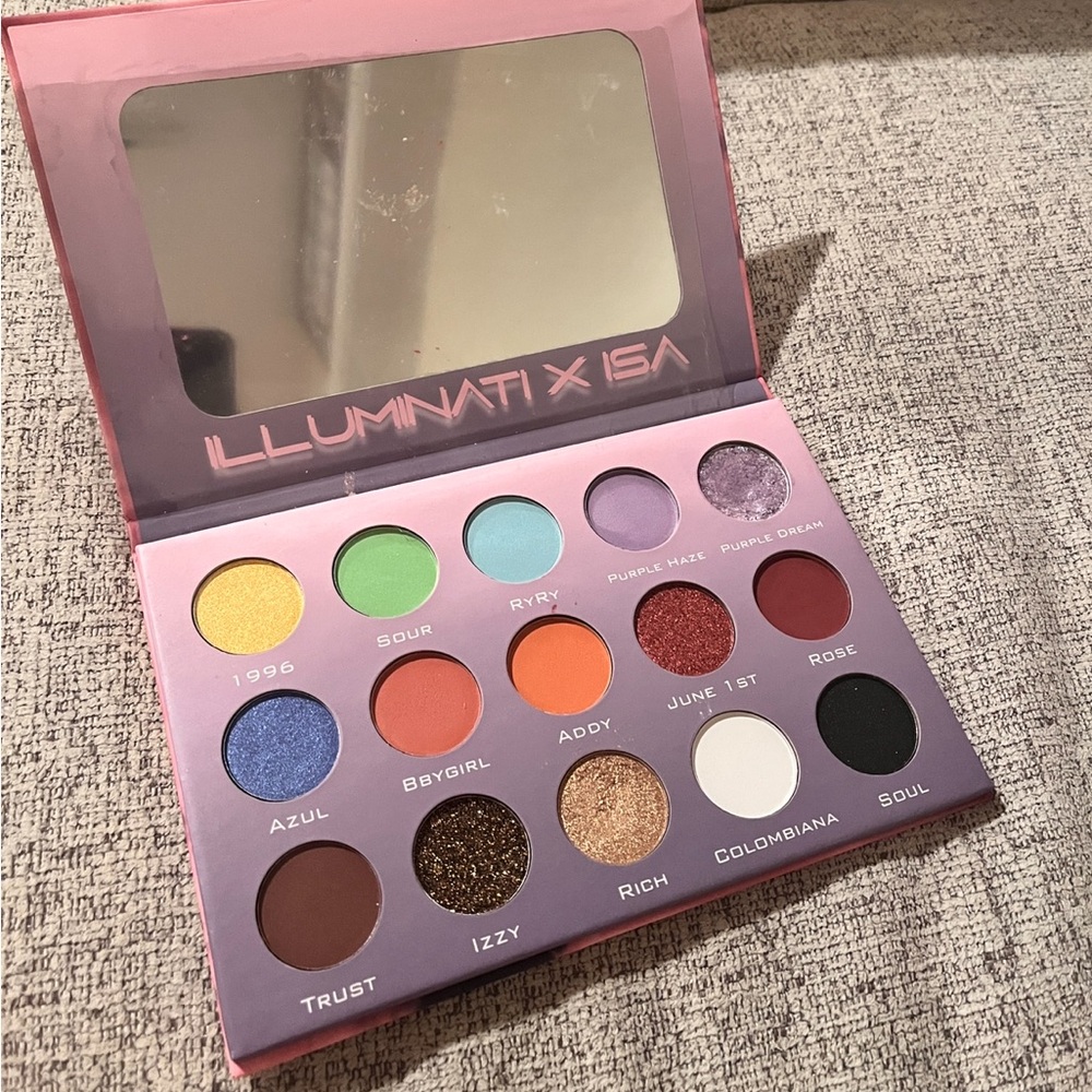 Illuminati eyeshadow pallet x 15